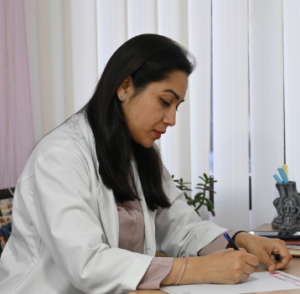 Breast doctor explaining bra and breast cancer myths to a patient at Advance Breast Clinic 